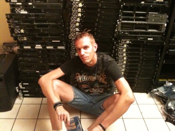 jcy1978 posing in front of some servers