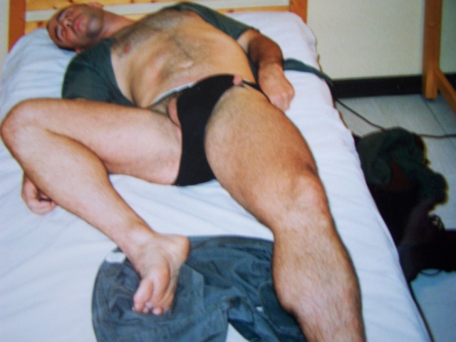 Bruno tied up/attaché