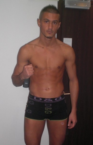 Steeve, boxeur freefight en slip pour Cokto33