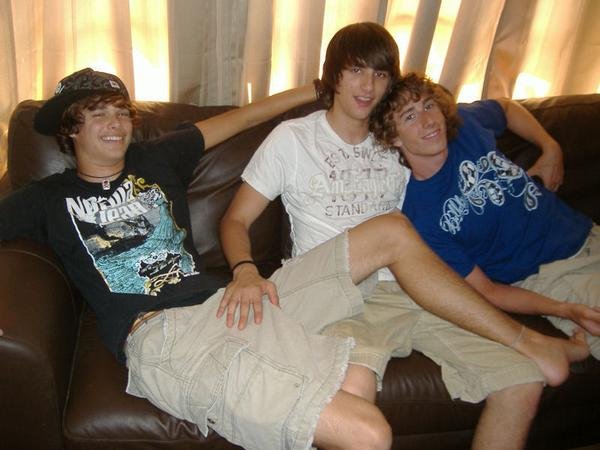 3 hotties on the couch