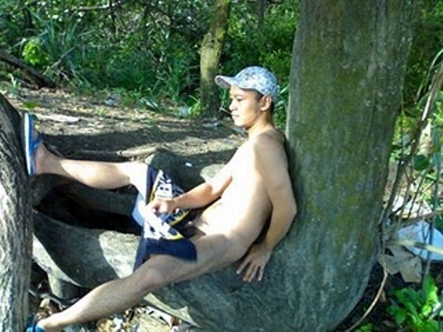 Laki-laki Indonesia di luar rumah